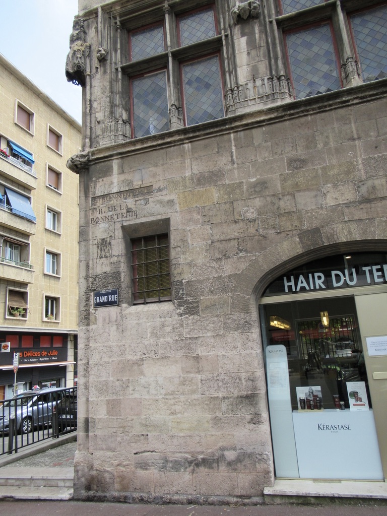 Picture of the building that survived in Marseille